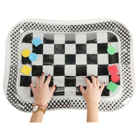 Mata wodna sensoryczna dmuchana dla niemowląt kontrastowa czarno-biała szachownica XXL 65x50 cm Mata wodna sensoryczna dmuchana dla niemowląt kontrastowa czarno-biała szachownica XXL 65x50 cm